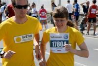 Hvězdná štafeta nevidomých běžců na startu Volkswagen maratonu 