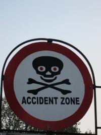 Z celkem pochopitelných důvodu jsou kolem většiny silnic i&nbsp;rozesmátá varování