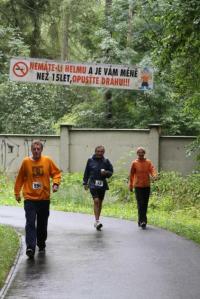 nemáte-li na&nbsp;hlavě přilbu, opusťte dráhu